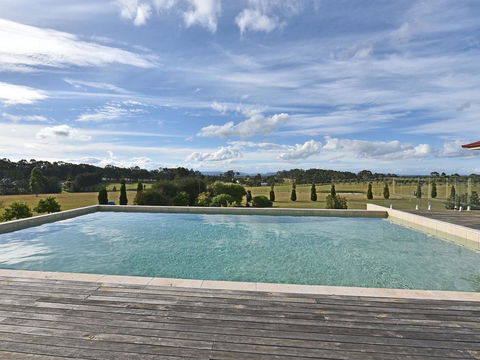 Noble Willow Estate Lovedale. Super Spacious, With Views And Pool - eTourism Australia 0