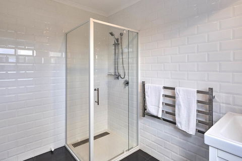 DOLPHIN LOOKOUT COTTAGE - Amazing Views Of The Bay Of Fires - eTourism Australia 3