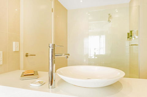 Deep Blue Hotel & Hot Springs - eTourism Australia 21