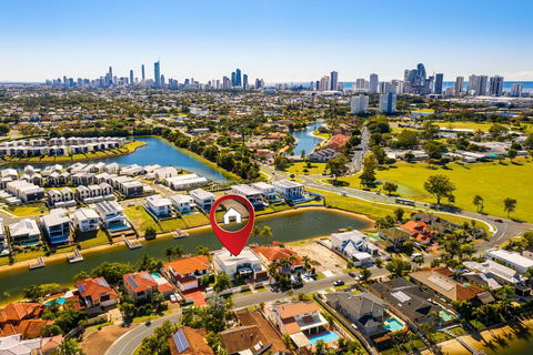 The White House GC Waterfront Home Cinema Jacuzzi Heated Pool - eTourism Australia 1