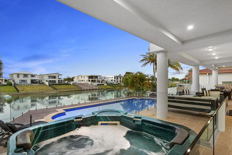 The White House GC Waterfront Home Cinema Jacuzzi Heated Pool - eTourism Australia 3