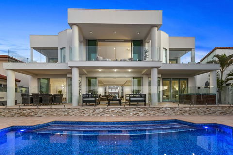 The White House GC Waterfront Home Cinema Jacuzzi Heated Pool - eTourism Australia 2