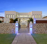 The White House GC Waterfront Home Cinema Jacuzzi Heated Pool - eTourism Australia