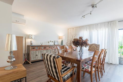 ULTRA SPACIOUS STYLISH HOME IN PRESTONS - SYDNEY - eTourism Australia 1