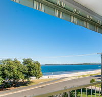 VIEWS VIEWS VIEWS Front Top Floor Waterfront Unit - Chnook Apartments South Esp Bongaree - eTourism Australia