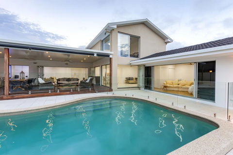 Waterfront Entertainer - eTourism Australia 3