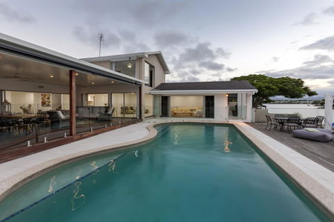 Waterfront Entertainer - eTourism Australia 2