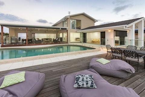 Waterfront Entertainer - eTourism Australia 1