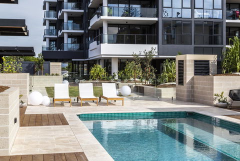 Boardwalk Burleigh Beach - Official - eTourism Australia 3