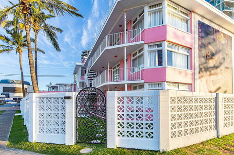 The Pink Hotel Coolangatta - eTourism Australia 1