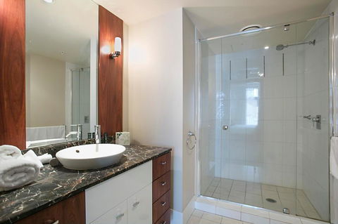 Towers Of Chevron - Private Apartment - eTourism Australia 4