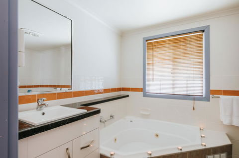 Apple Blossom Cottages - eTourism Australia 9