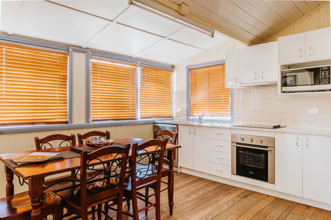 Apple Blossom Cottages - eTourism Australia 7