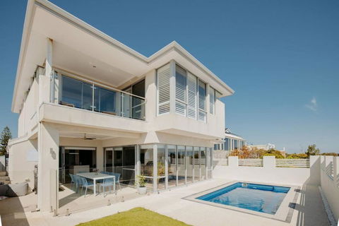 Above The Clouds By St Nicholas - eTourism Australia 0