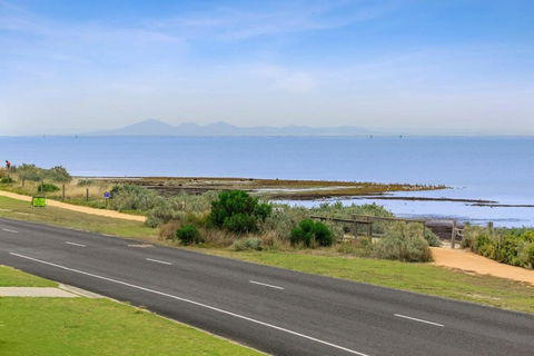 Absolute Bay Frontage With Open Fire And Spa Bath - eTourism Australia 2