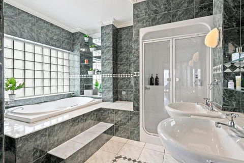 Absolute Bay Frontage With Open Fire And Spa Bath - eTourism Australia 3