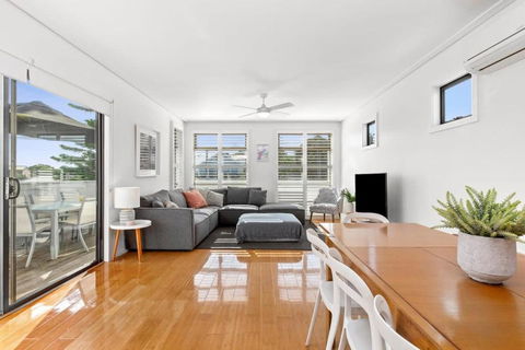 Adrift At Ocean Grove - eTourism Australia 1