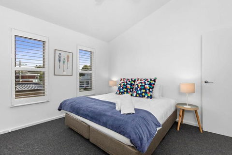 Adrift At Ocean Grove - eTourism Australia 4