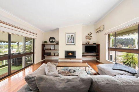 At The Hilltop - Sleeps 10 - eTourism Australia 0