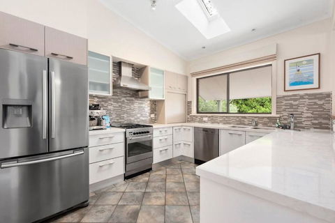 At The Hilltop - Sleeps 10 - eTourism Australia 3