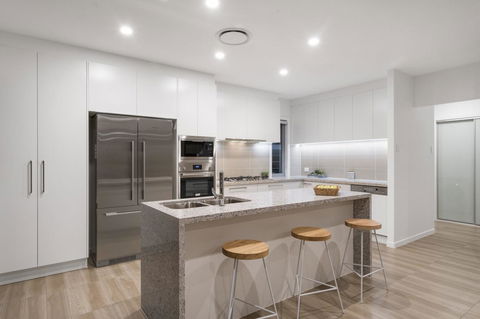 Luxury Canal Front Holiday House - eTourism Australia 6