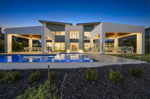 Luxury Canal Front Holiday House - eTourism Australia 0