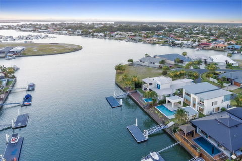 Luxury Canal Front Holiday House - eTourism Australia 10