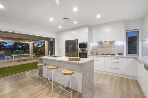 Luxury Canal Front Holiday House - eTourism Australia 12