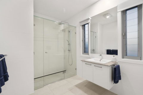 Luxury Canal Front Holiday House - eTourism Australia 5