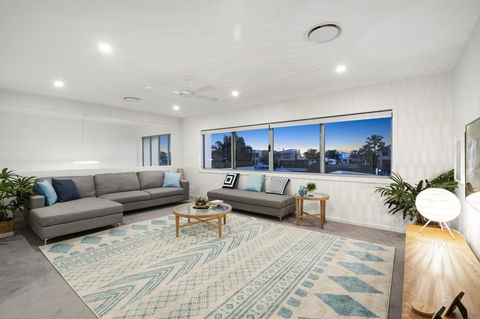 Luxury Canal Front Holiday House - eTourism Australia 8