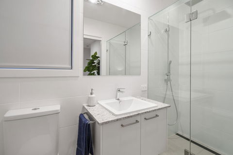 Luxury Canal Front Holiday House - eTourism Australia 11