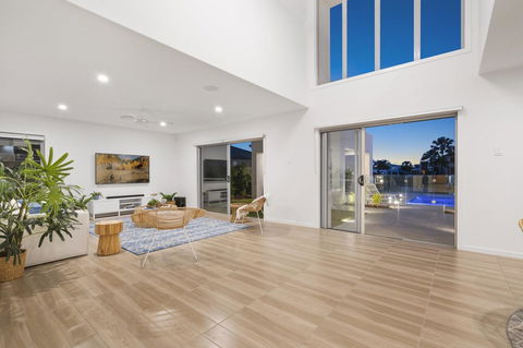 Luxury Canal Front Holiday House - eTourism Australia 9