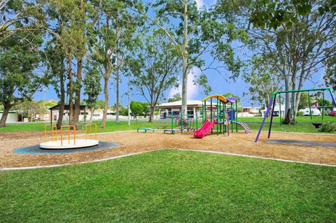 Fishing And Swimming At Your Doorstep - Sylvan Beach Esp, Bellara - eTourism Australia 12