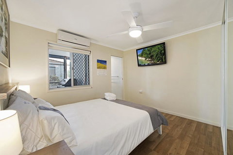 Fishing And Swimming At Your Doorstep - Sylvan Beach Esp, Bellara - eTourism Australia 3