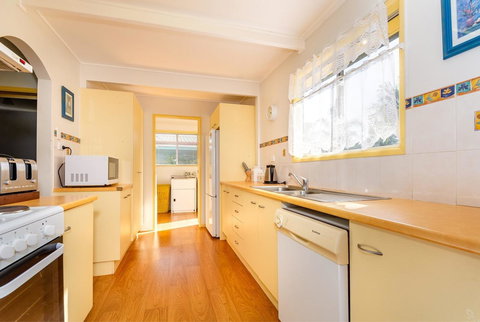 Pet Friendly Cottage In The Heart Of Bribie - Wirraway St, Bongaree - eTourism Australia 7