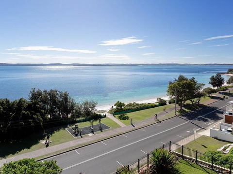 1 'Kiah', 53 Victoria Parade - Stunning Views, Wifi, Aircon, Just Across The Road To The Water - eTourism Australia 2