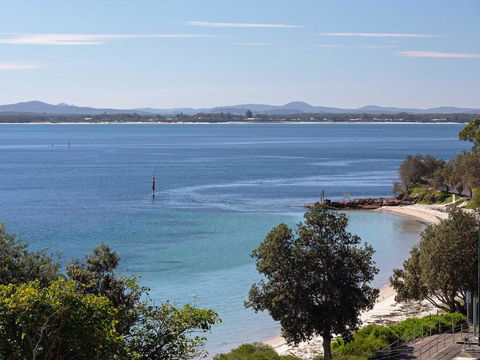 1 'Kiah', 53 Victoria Parade - Stunning Views, Wifi, Aircon, Just Across The Road To The Water - eTourism Australia 3