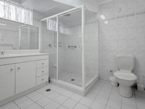 1 'Laman Lodge', 15 Laman Street - Stunning Air Conditioned Unit With Water Views And WIFI - eTourism Australia 1