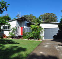10 Double Island Drive - Modern family home centrally located swimming pool  outdoor area - eTourism Australia