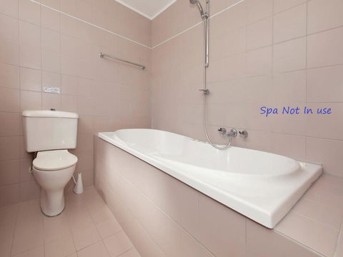 12 'Le Vogue', 16 Magnus St - Sensational Water Views, Lift, Pool & Tennis Court - eTourism Australia 3