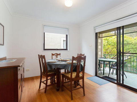 2 'Carindale', 19-23 Dowling Street - Pool, Tennis Court, Close To Town - eTourism Australia 3