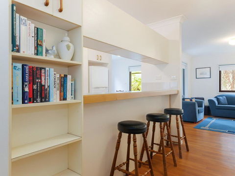 2 'Carindale', 19-23 Dowling Street - Pool, Tennis Court, Close To Town - eTourism Australia 1