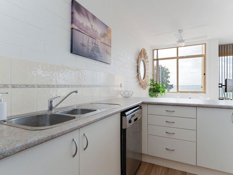 2 'Little Hut' 20 Kurrawa Close - Stunning Water Views Of Little Beach - eTourism Australia 3