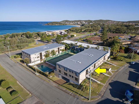 2 'The Dunes', 38 Marine Drive - Pool, Tennis Court And So Close To The Beach - eTourism Australia 0