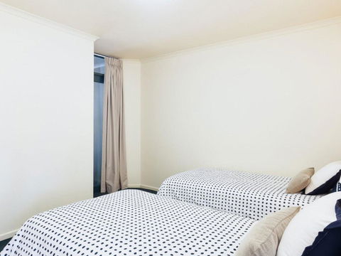 211 'The Landmark', 61B Dowling Street - Resort Style Holiday With Pool, Games Room & Restaurant - eTourism Australia 2