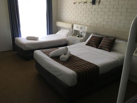 CAPRICORN MOTOR Inn - eTourism Australia 4