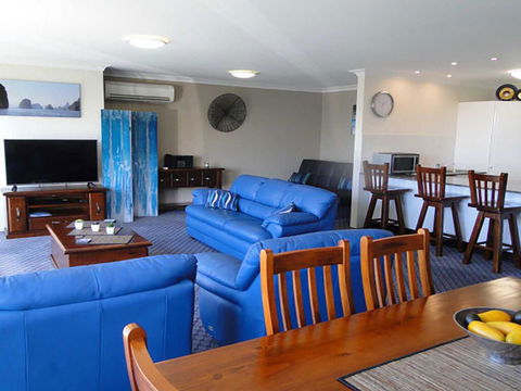 3 'Paradiso', 4 Laman Street - Aircon, Pool, Heart Of Town, Water Views - eTourism Australia 2