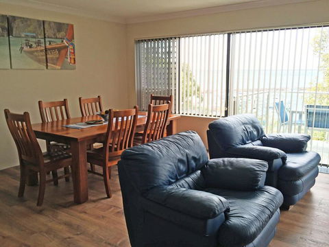 3 'Paradiso', 4 Laman Street - Aircon, Pool, Heart Of Town, Water Views - eTourism Australia 3