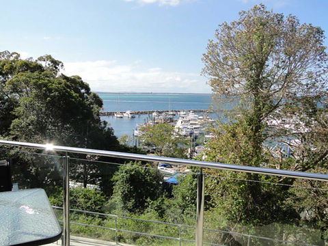3 'Paradiso', 4 Laman Street - Aircon, Pool, Heart Of Town, Water Views - eTourism Australia 1