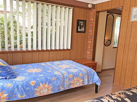 3 Tomaree Street - Cute 4 Bedroom House With Aircon In The Heart Of Town - eTourism Australia 3